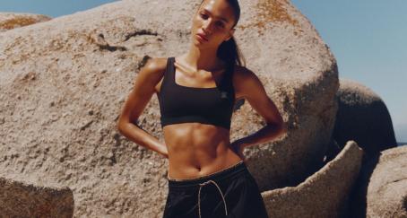 Chica luce prendas deportivas de Burberry