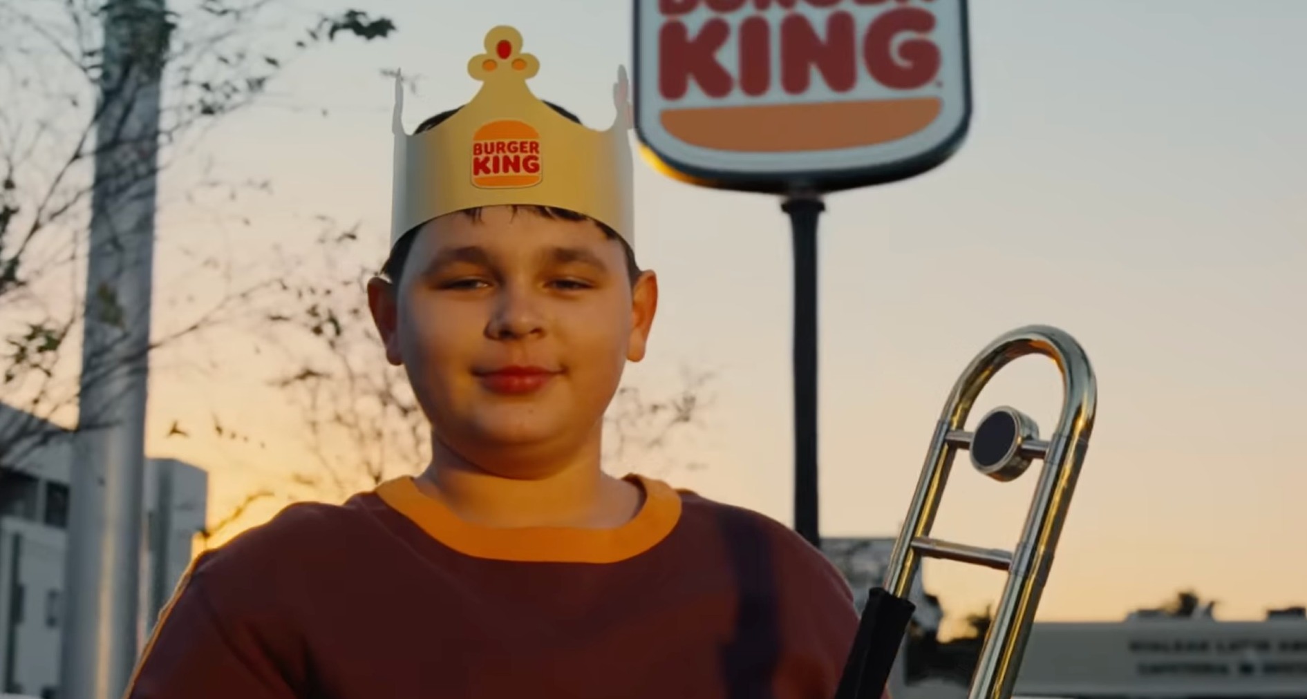 Un chico con la corona de Burger King