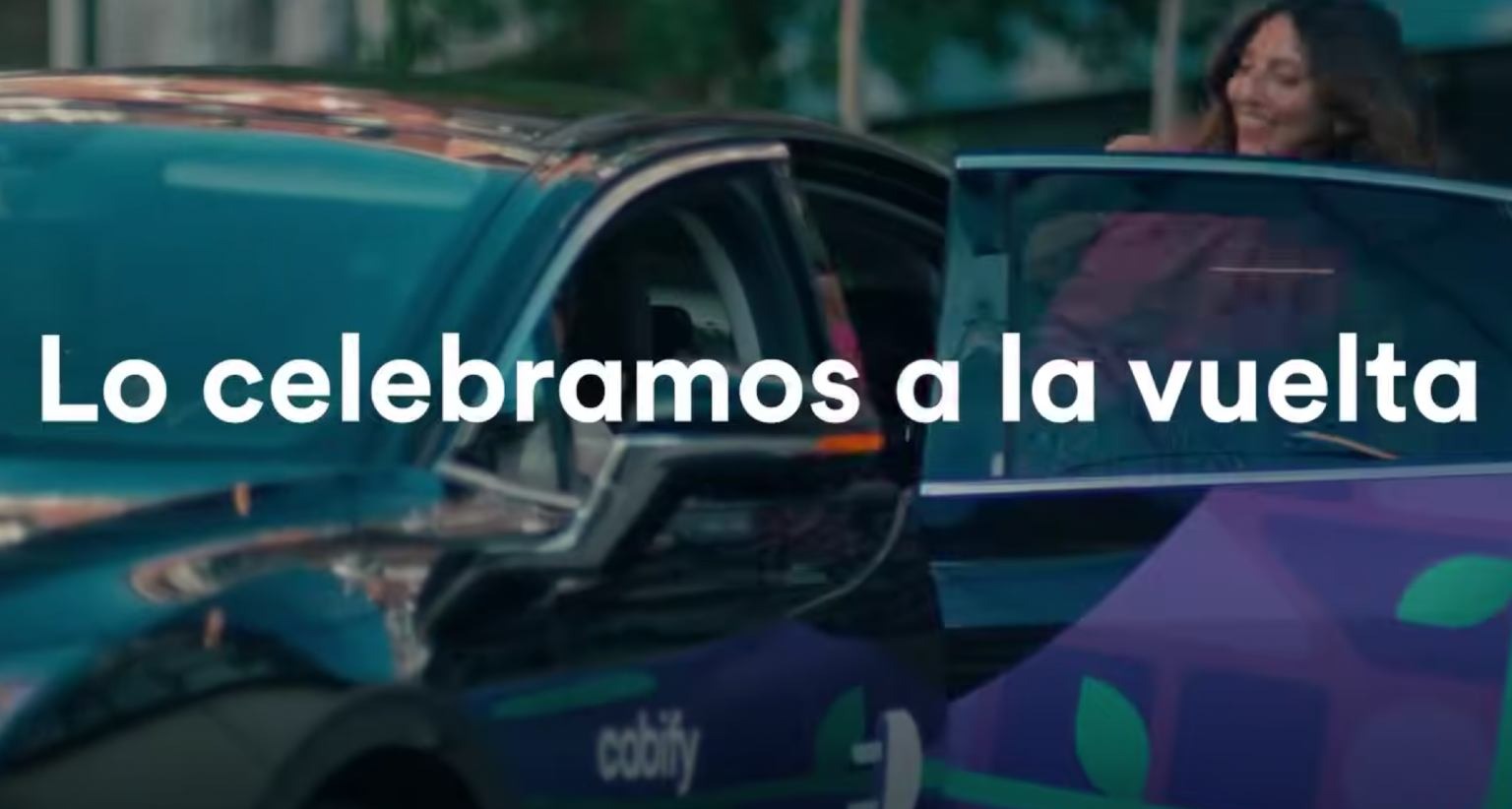 Celebraciones “a la vuelta” en la nueva campaña de Cabify Chica subiéndose a un coche de Cabify