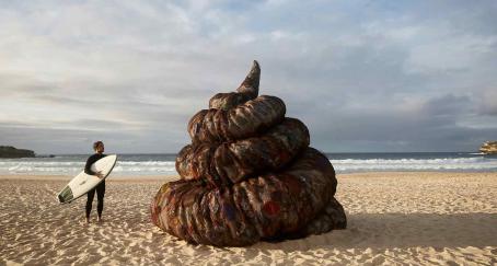 Una enorme caca en la playa llama la atención sobre la cantidad de desechos contaminantes que se arrojan al mar Caca playa-Better Packaging
