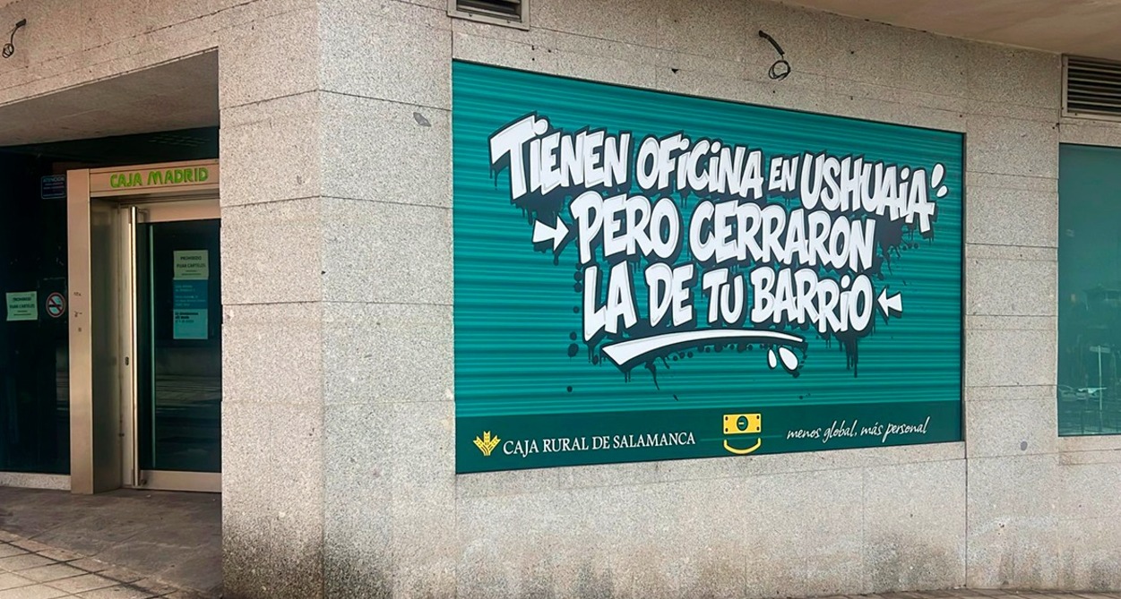 Una sucursal cerrada de Caja Madrid con la campaña de Caja Rural