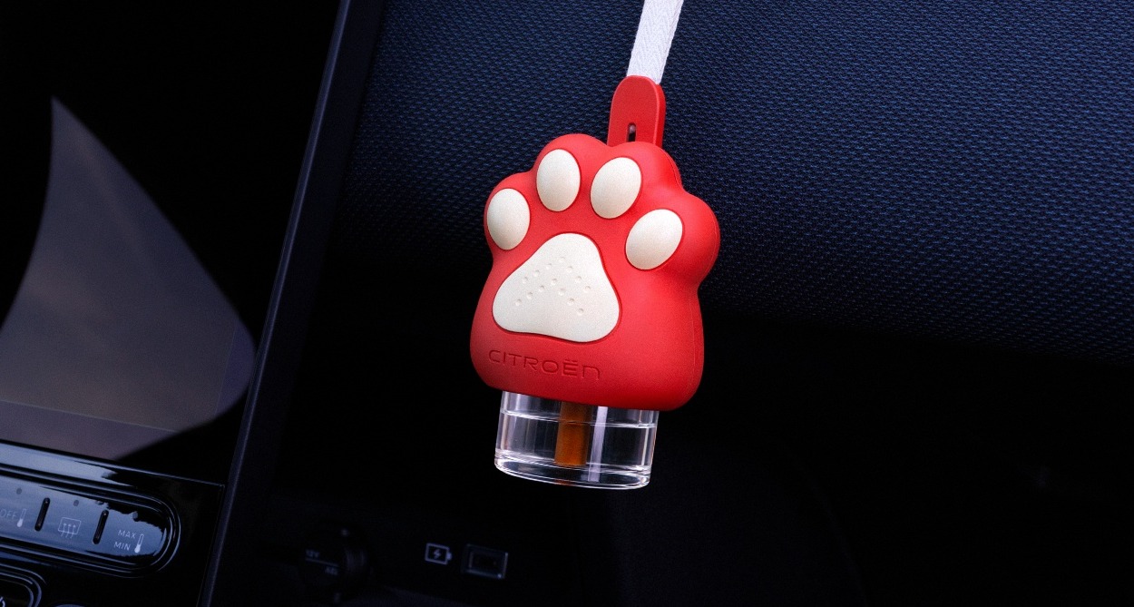 El dispositivo que tiene forma de huella roja y blanca