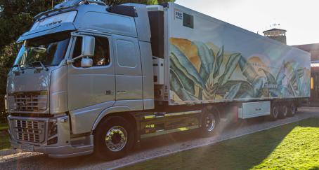 Se presenta el primer camión decorado con pintura que contribuye a reducir el impacto ambiental en carretera camion-sostenible