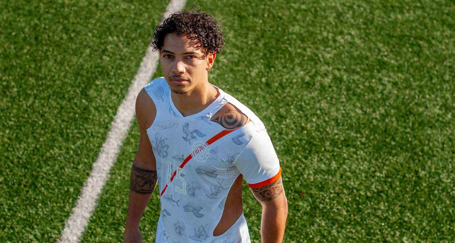 Una camiseta de fútbol que desaparece o como Islas Marshall conciencia sobre la emergencia climática Jugador de fútbol Islas Marshall