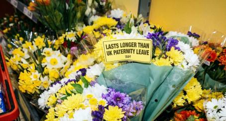 Flores con una pegatina amarilla