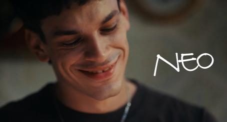 Un chico sonriendo junto al nombre Neo escrito a su lado