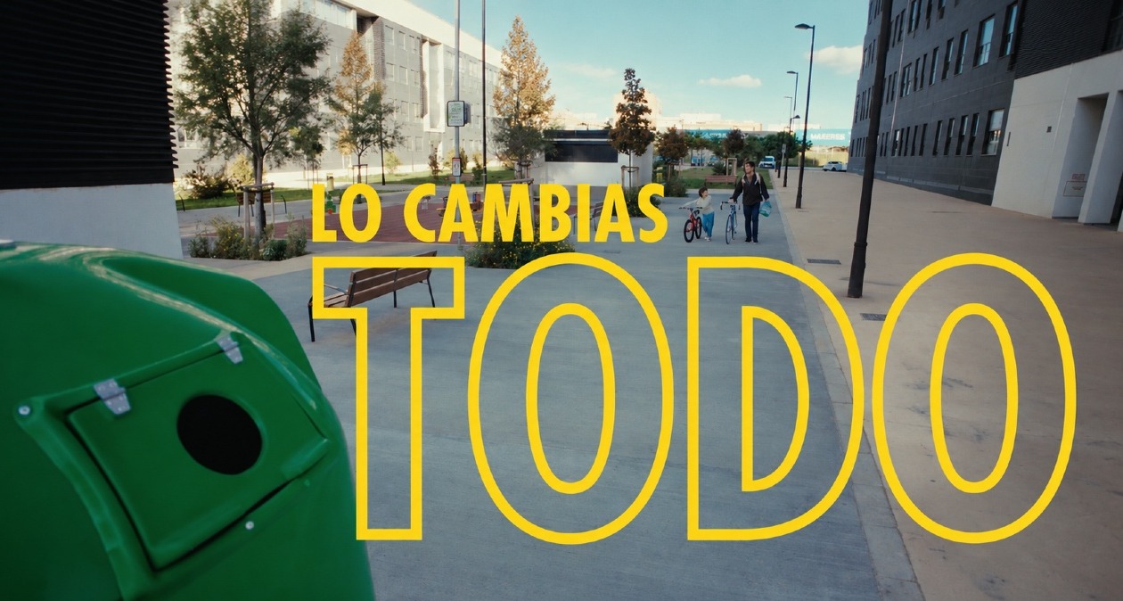 La frase "Lo cambias todo" junto a un cubo de basura en la calle