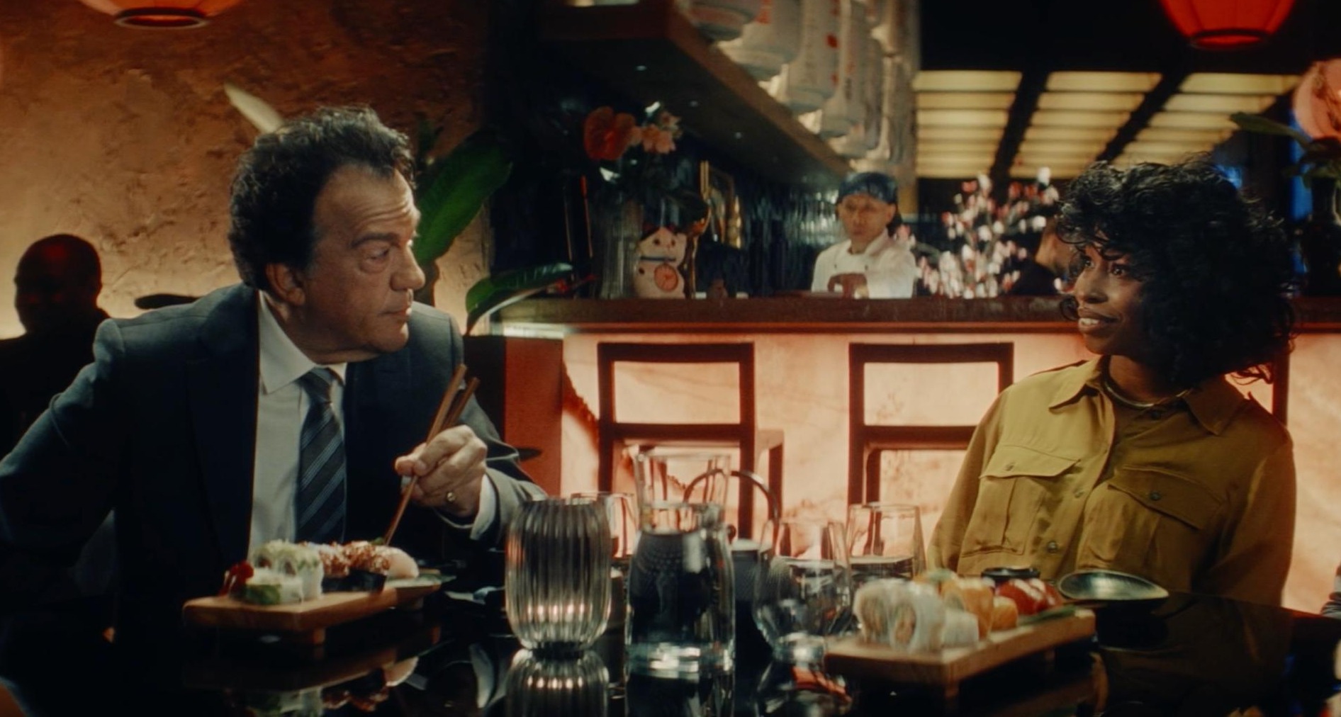 Dos personas de negocios durante una comida