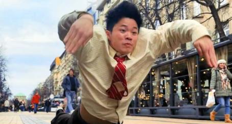 Un chico volando por los aires con cara de situación