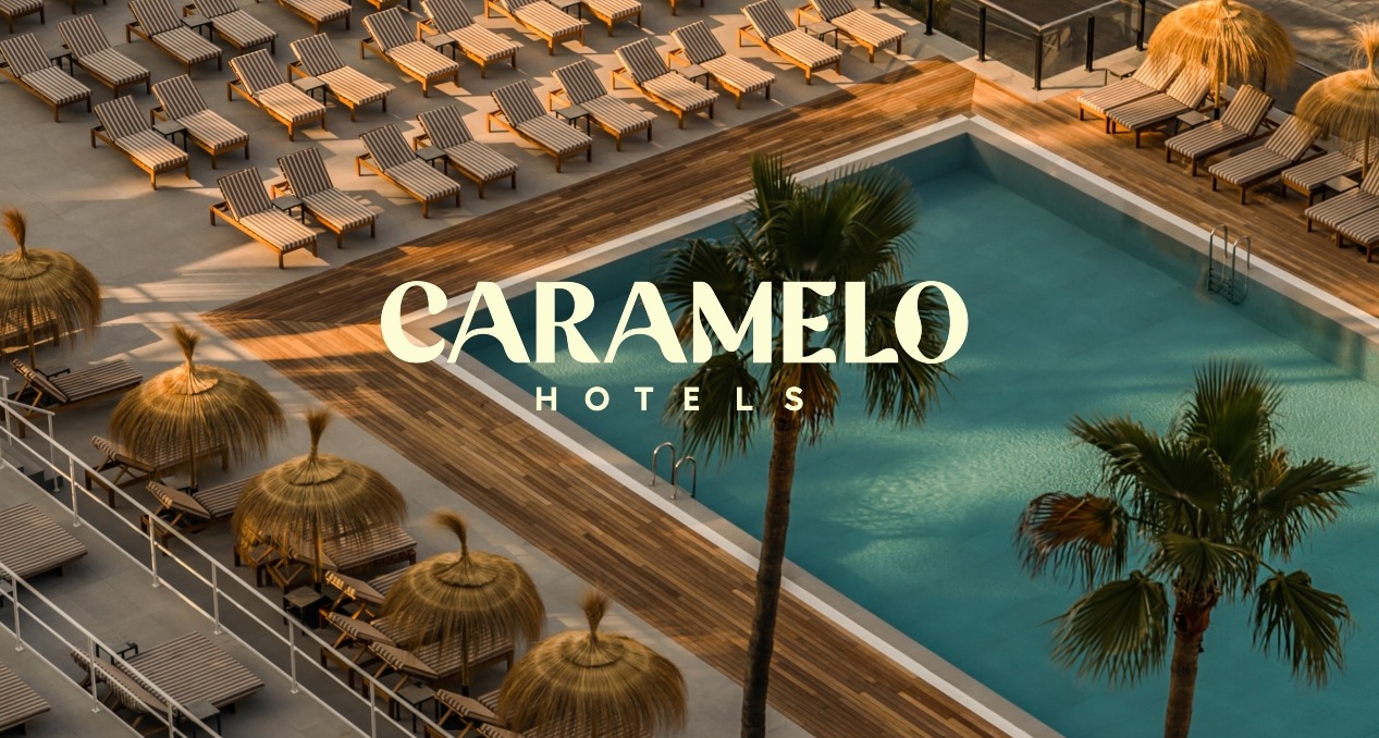 Logotipo del hotel Caramelo sobre fondo de piscina