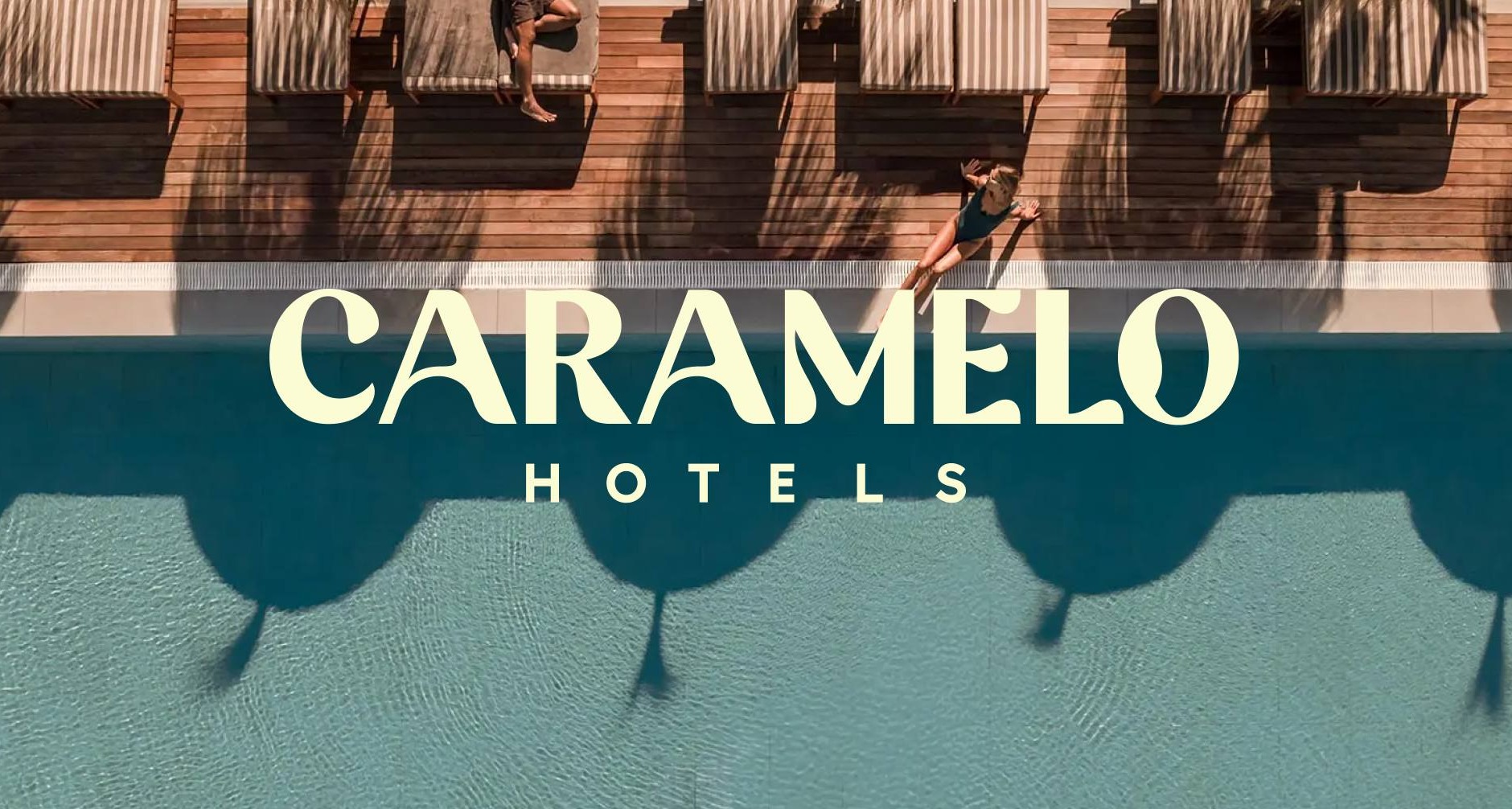 Logotipo del hotel Caramelo sobre fondo de piscina