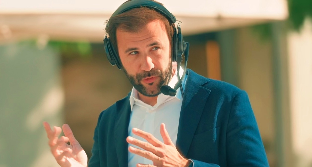 Carlos García Trillo con los auriculares hablando por la calle en Luz & Luces