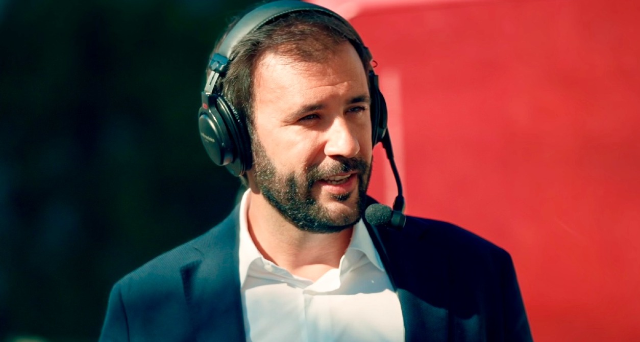 Carlos García Trillo con los auriculares hablando por la calle en Luz & Luces