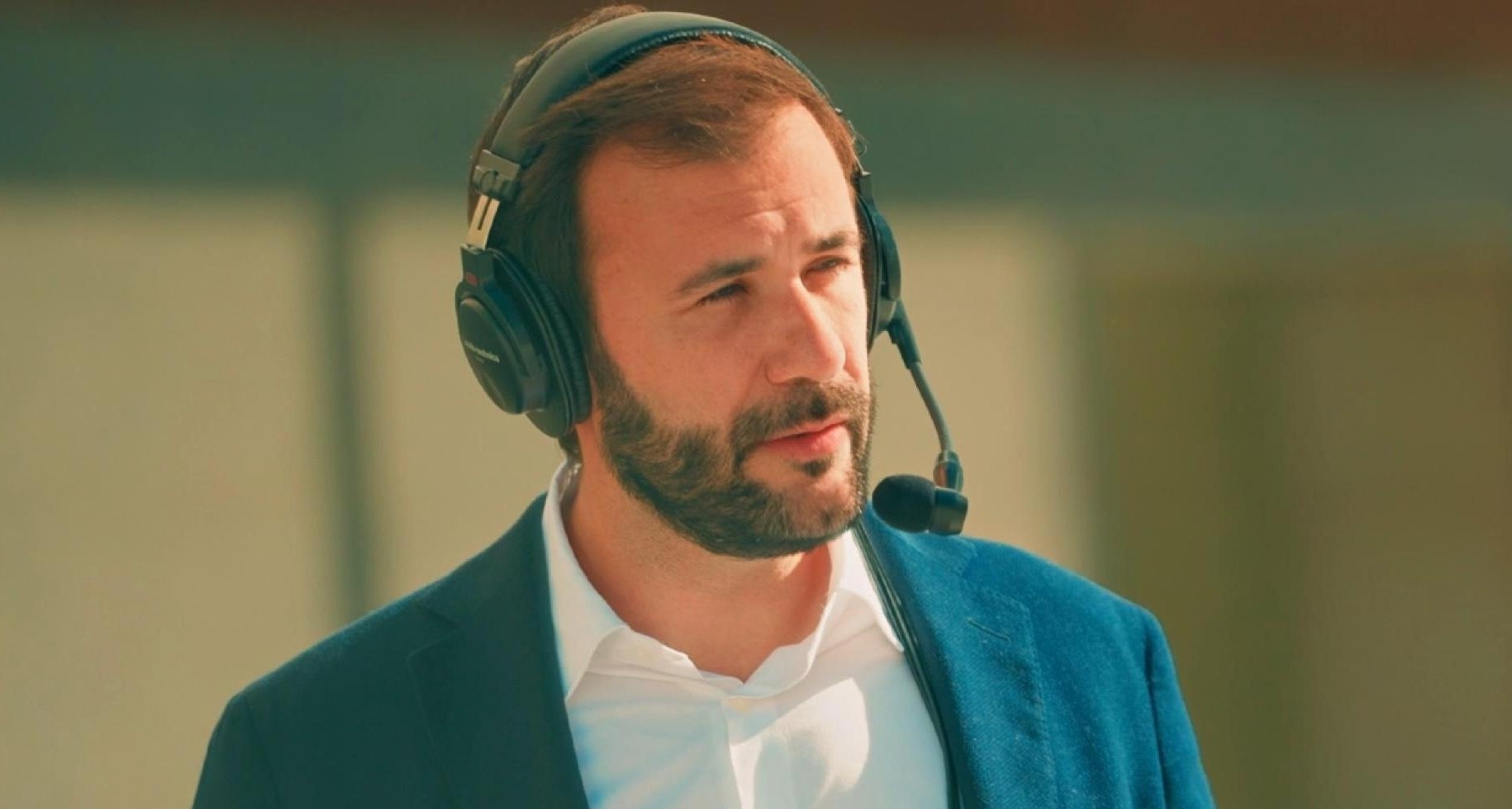 Carlos García Trillo con los auriculares hablando por la calle en Luz & Luces