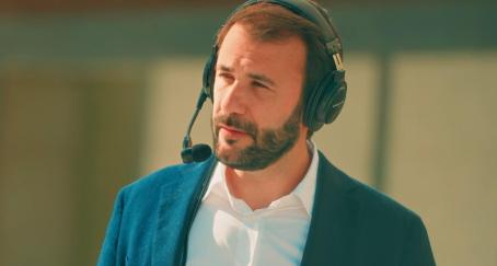 Carlos García Trillo con los auriculares hablando por la calle en Luz & Luces