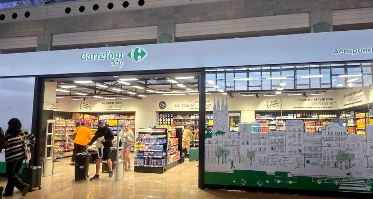 Imagen de la entrada a la tienda de Carrefour en el aeropuerto de Barcelona
