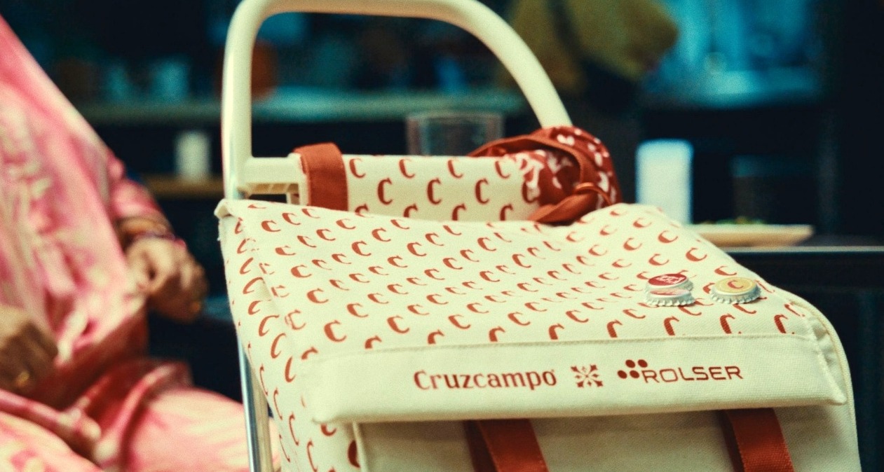 Detalle del carrito con los logos de Cruzcampo y Rolser