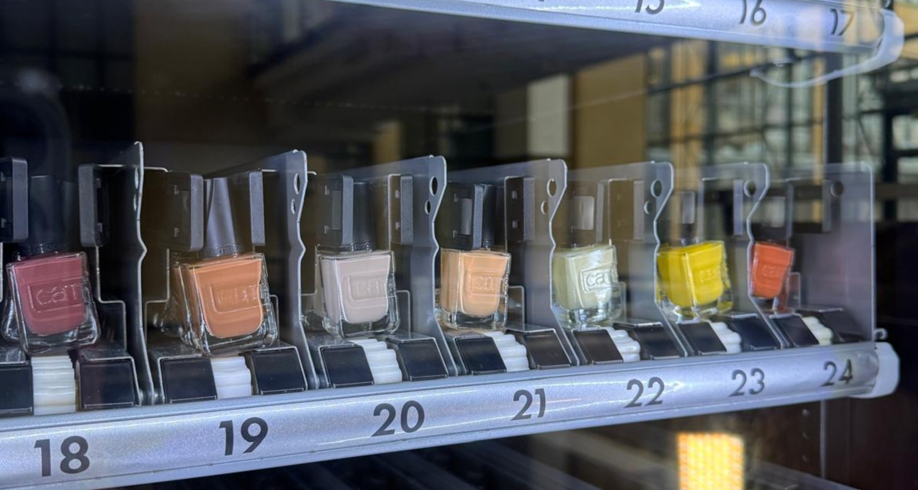 Catrice apuesta por el vending con máquinas expendedoras para promocionar sus pintauñas máquina expendedora de pintauñas