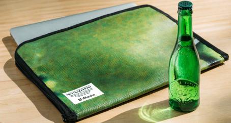 Funda de ordenador creada por Cervezas Alhambra