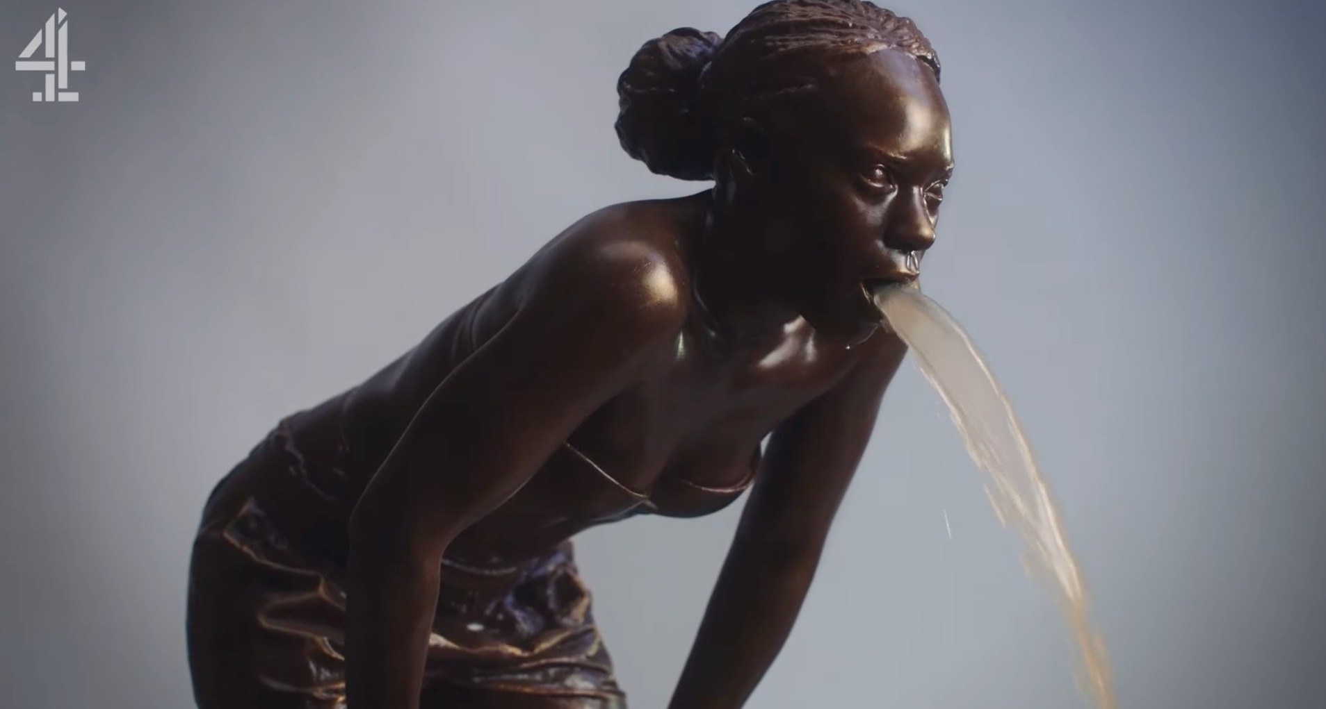 Estatua de una mujer vomitando agua sucia