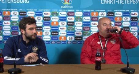 La UEFA pide a los jugadores de la Eurocopa que no retiren las botellas de los patrocinadores Stanislav-Cherchesov-coca-cola