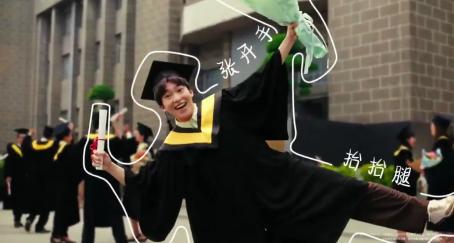 Un chico recién graduado haciendo una pose divertida con el diploma y un ramo de flores