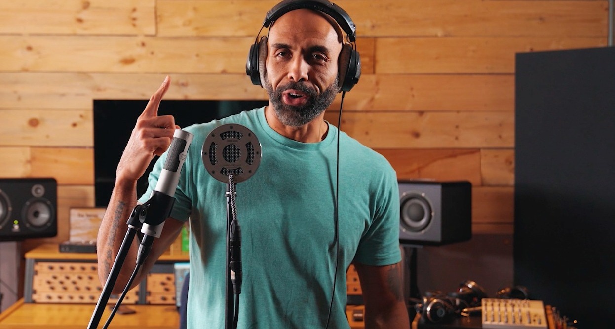 El Chojin en el estudio de grabación con los cascos frente al micrófono