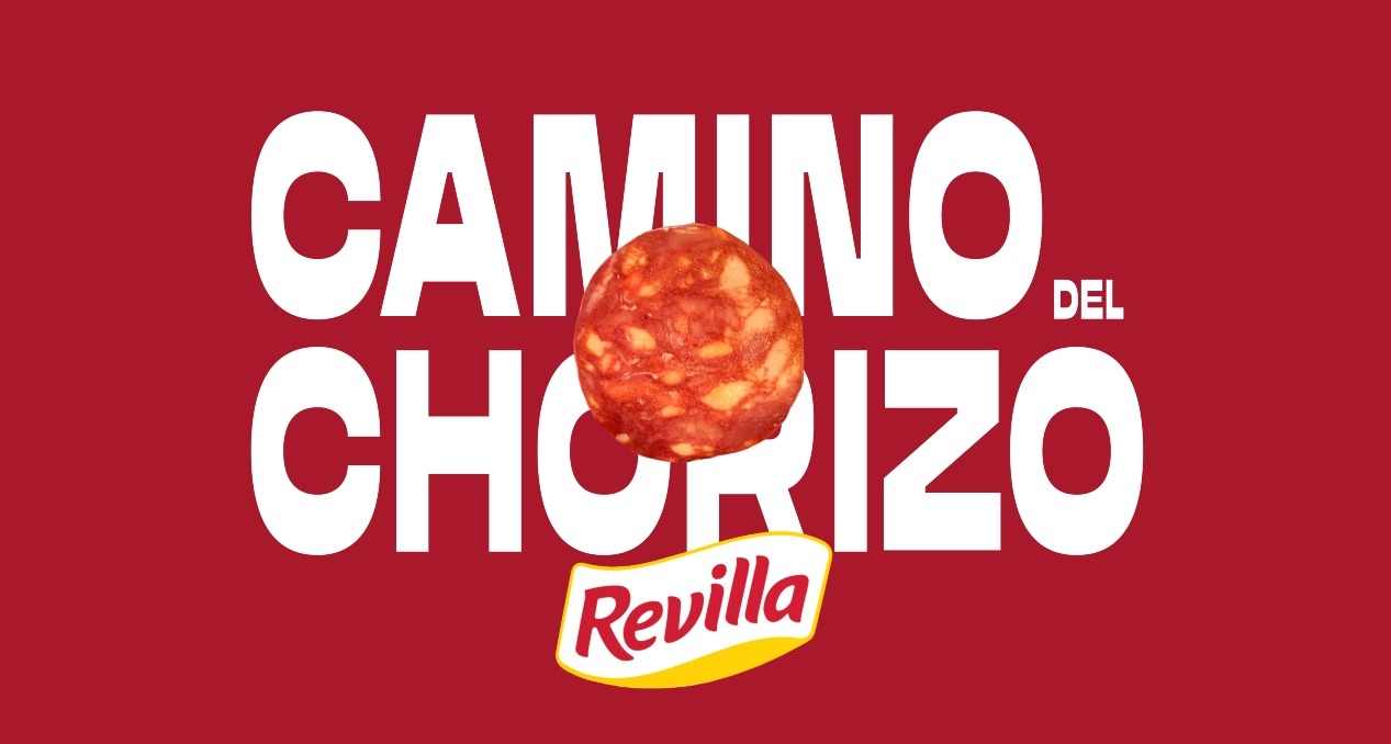 Una rodaja de chorizo junto al texto "Camino del chorizo" y el logo de Revilla