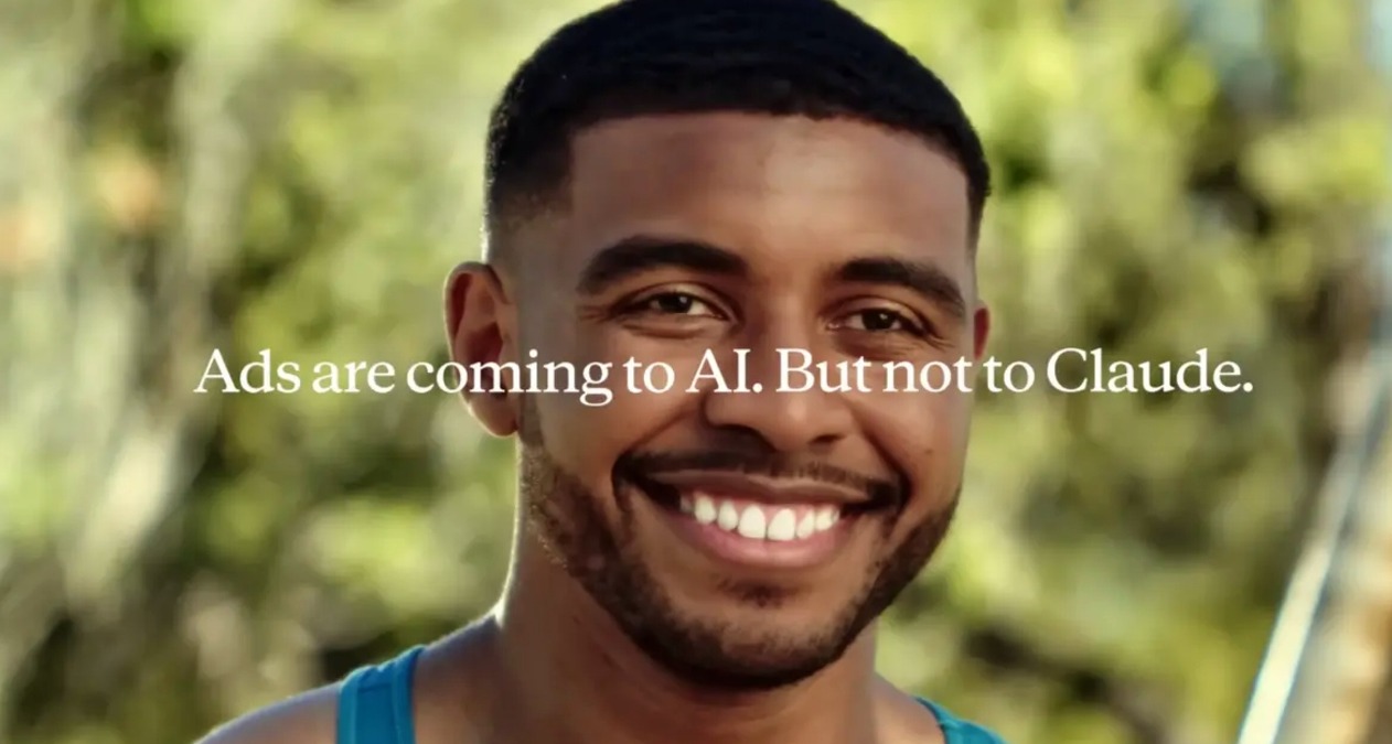 El protagonista de uno de los spots sonriendo
