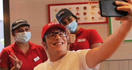 mucho-pollo-cliente-kfc