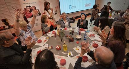 Personas mayores en un taller de velas creativas