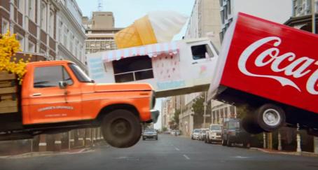 En una persecución retro, Coca-Cola anuncia su nuevo sabor coca-cola