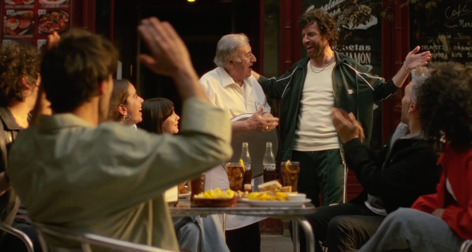Coca-Cola retrata los momentos únicos que sólo ocurren en los bares para impulsar el consumo de su producto en hostelería Grupo de amigos en la terraza de un bar