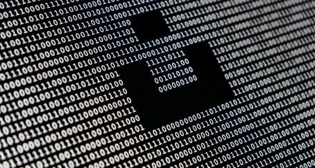 Un fondo negro con ceros y unos blancos a modo de código