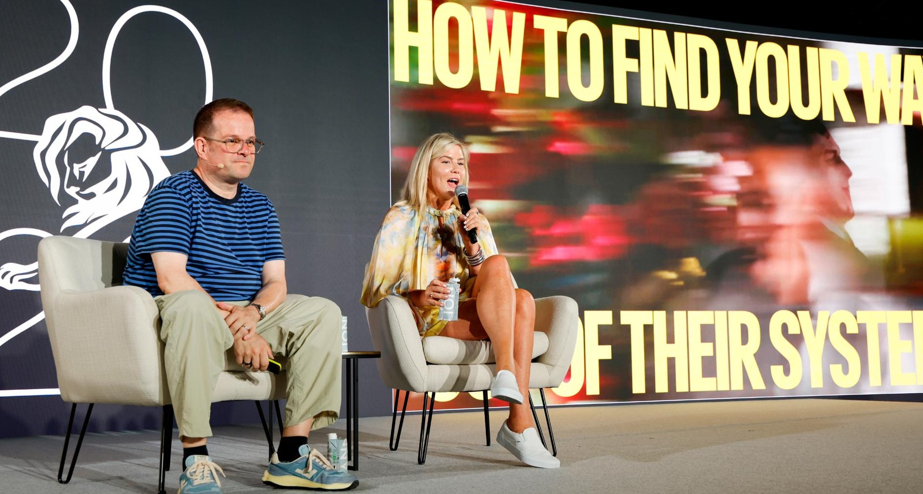 Responsables de marketing de Coinbase en una sesión de Cannes Lions
