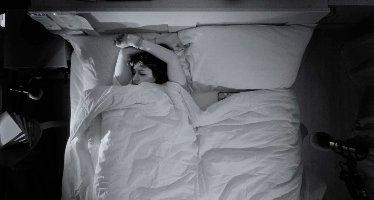 Ikea convierte los murmullos nocturnos en testimonios de producto con su campaña “Sleep Talk Reviews” una chica durmiendo plácidamente, imagen en blanco y negro