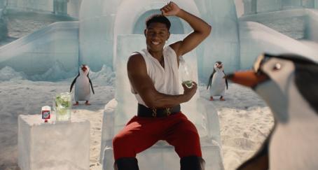 El modelo de Old Spice rodeado de pingüinos haciendo el gesto de echarse desodorante con un bloque de hielo