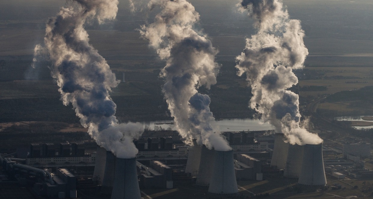 columnas en una fábrica echando humo