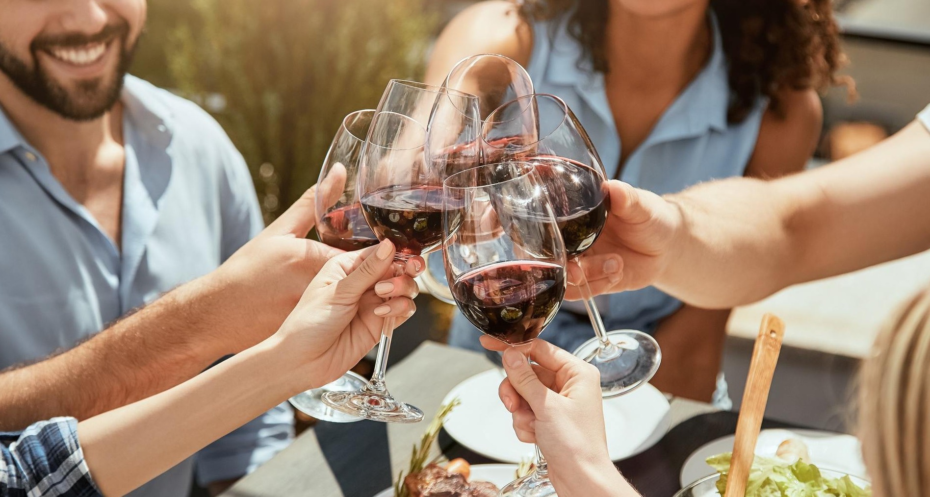 Personas brindan con copas de vino