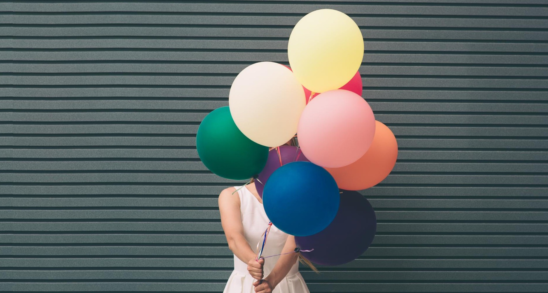 Chica con globos de colores