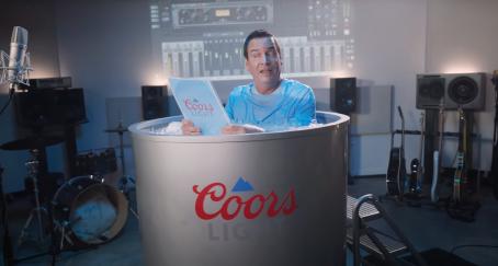 Hombre lee un texto sumergido en un tanque de agua helada