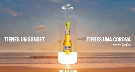Imagen de la campaña en la que se ve como aparece la botella de Corona al bajar el brillo al teléfono