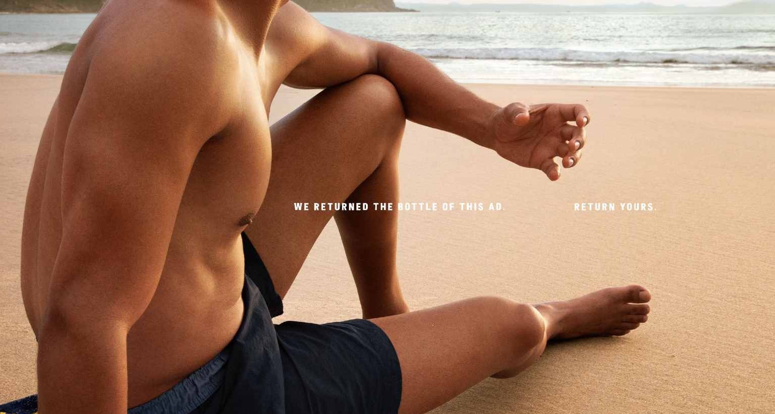 Corona elimina las botellas de sus anuncios en una campaña que promueve el re Corona elimina las botellas de sus anuncios en una campaña que promueve el re