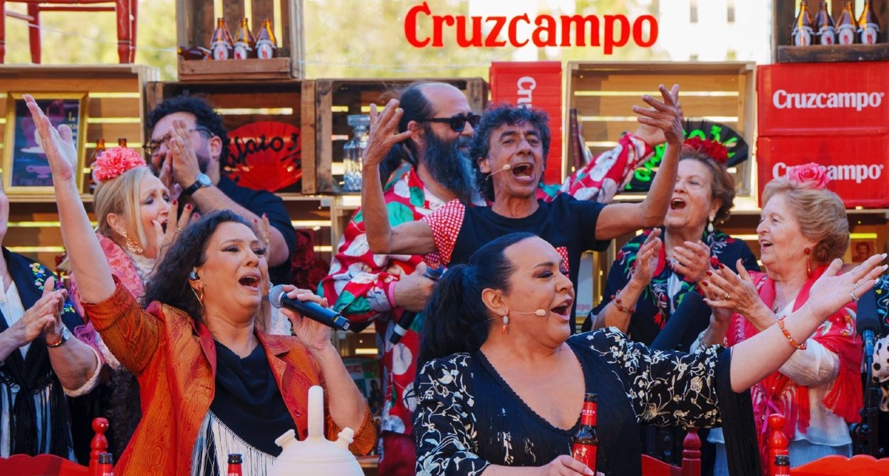 Los cantantes alrededor de la mesa tocando las palmas y cantando