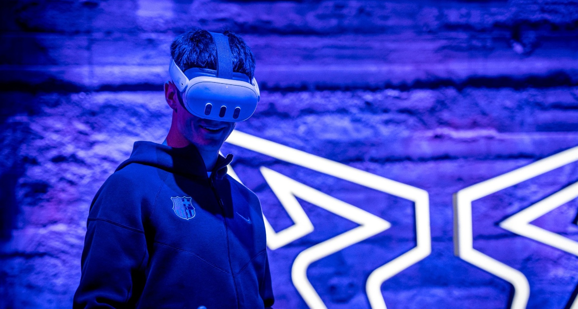 Jugador del FC Barcelona con unas gafas de realidad virtual en un Cupra Garage