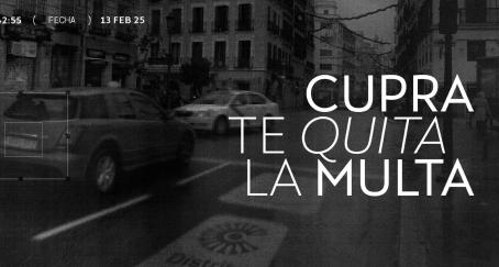 Foto en blanco y negro de un coche circulando por una zona de bajas emisiones
