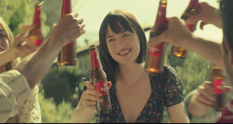dakota-johnson-anuncio-estrella-damm