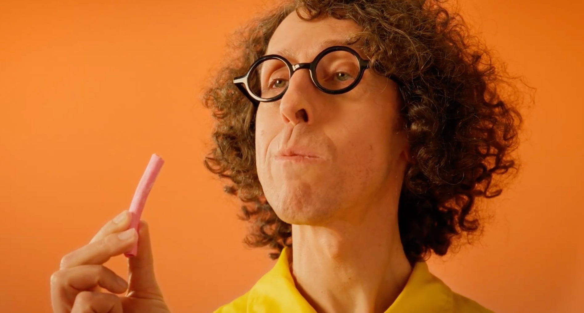 Hombre con gafas comiendo Palotes