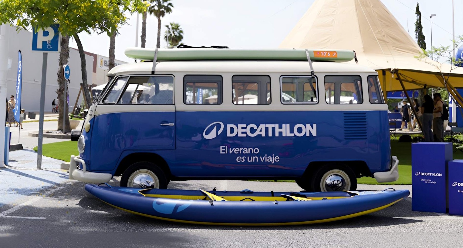 Furgoneta brandeada de Decathlon