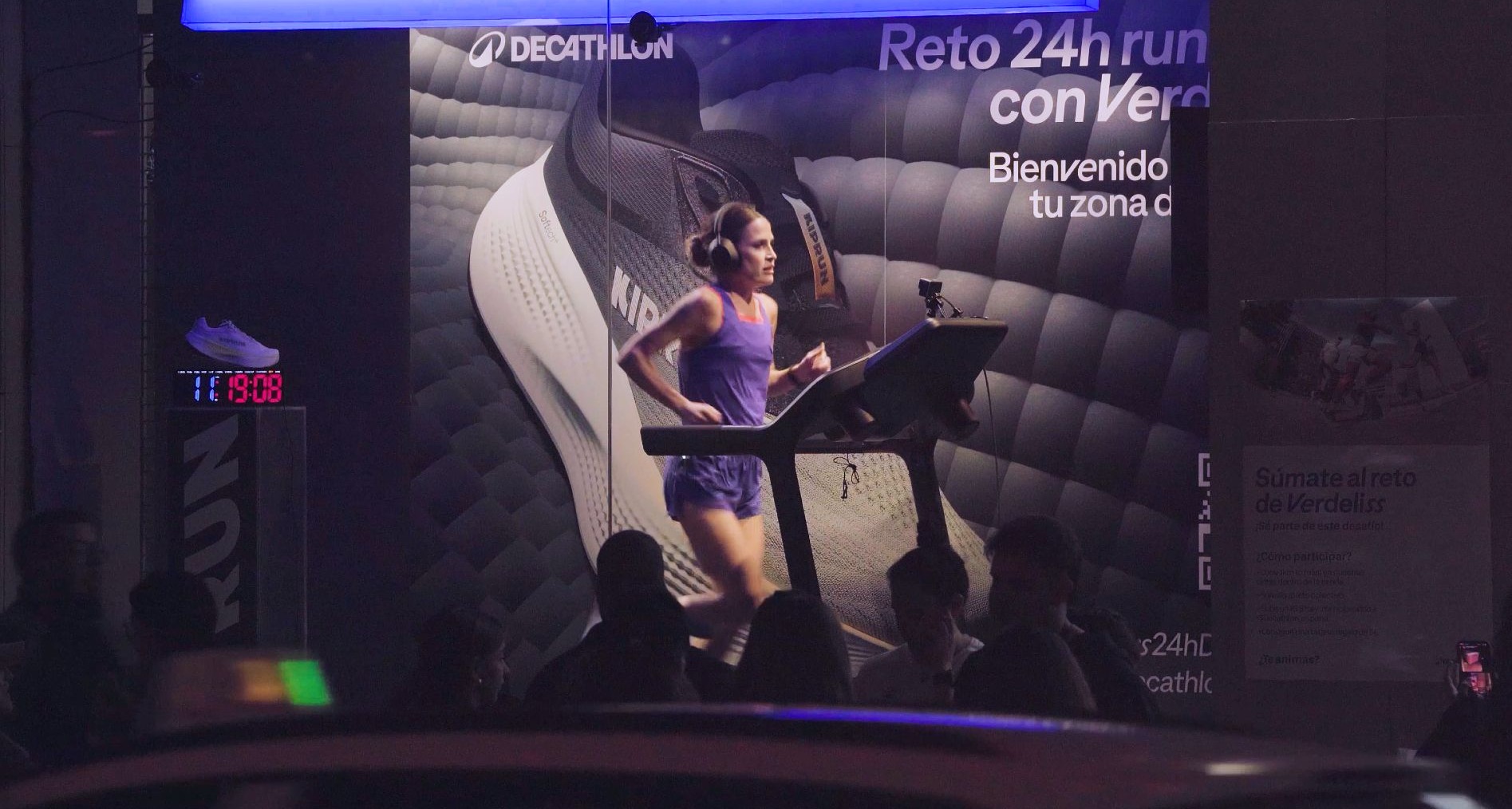 Verdeliss corriendo sobre una cinta en una tienda de Decathlon